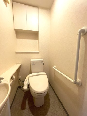 ロイヤルガーデン岡山運動公園のトイレ|壁手すり付きで、配慮の行き届いたトイレです。