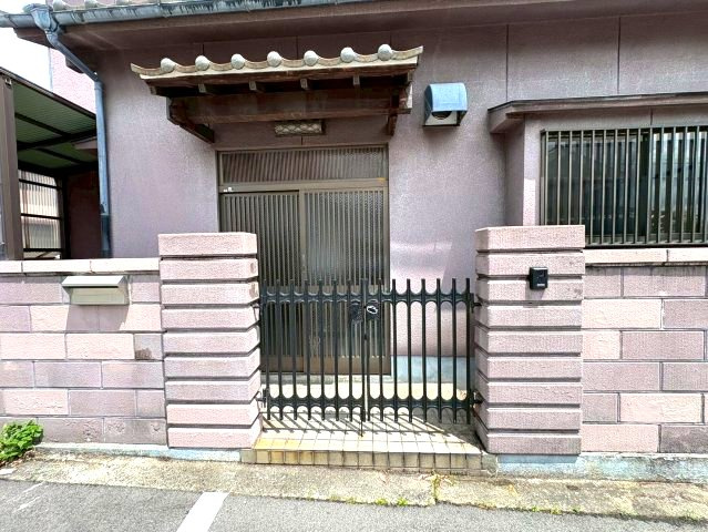 昭和町戸建てのエントランス