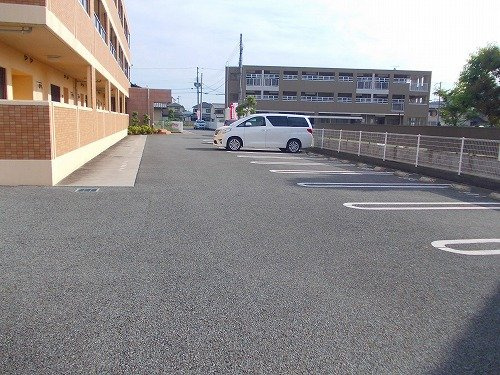 メゾン・ジエルメＭの駐車場