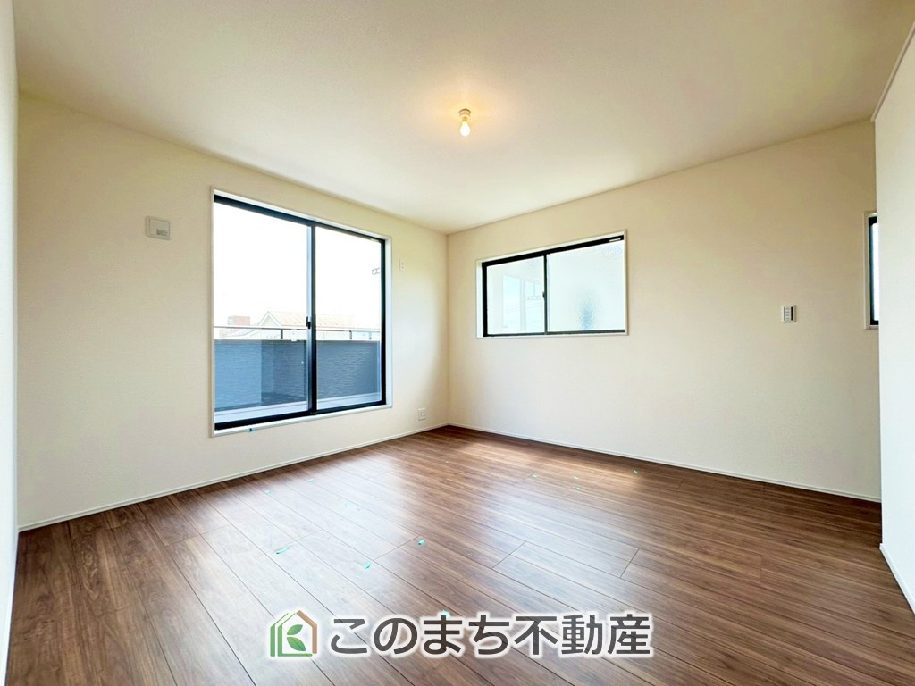 LiveleGarden.S宇都宮市中里町第5の洋室|陽光がふんだんに降り注ぐお部屋です。陽だまりの空間で、プライベートなお家時間も快適にお過ごしいただけます♪
