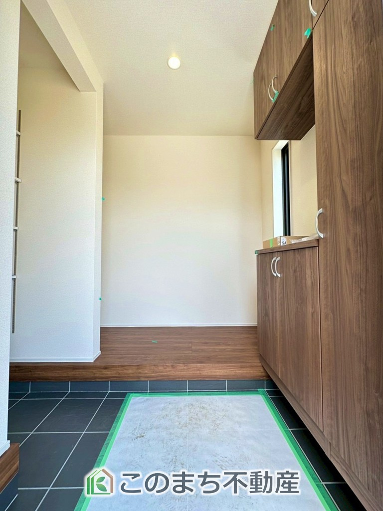 LiveleGarden.S宇都宮市中里町第5の玄関|大きなシューズボックスを完備しております！玄関スペースを有効に活用できますね！
