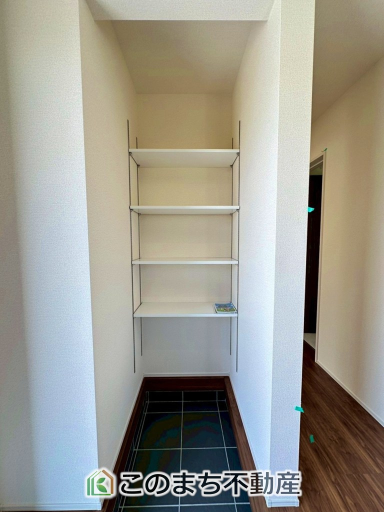 LiveleGarden.S宇都宮市中里町第5の収納|玄関にはシューズボックスはもちろん、大きな荷物も収納出来るシューズクロークもございます♪

