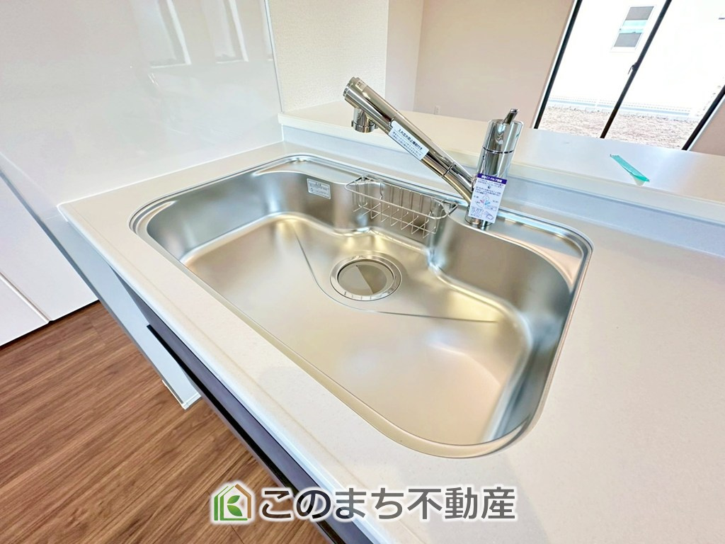 LiveleGarden.S宇都宮市中里町第5の設備|ビルトイン型浄水器を内蔵したキッチン水栓。お米を研いだり、野菜を洗ったりするときなど用途に応じてワンタッチで浄水に切り替えが可能です。カートリッジ式なので、フィルターを簡単に交換する事が出来ます。
