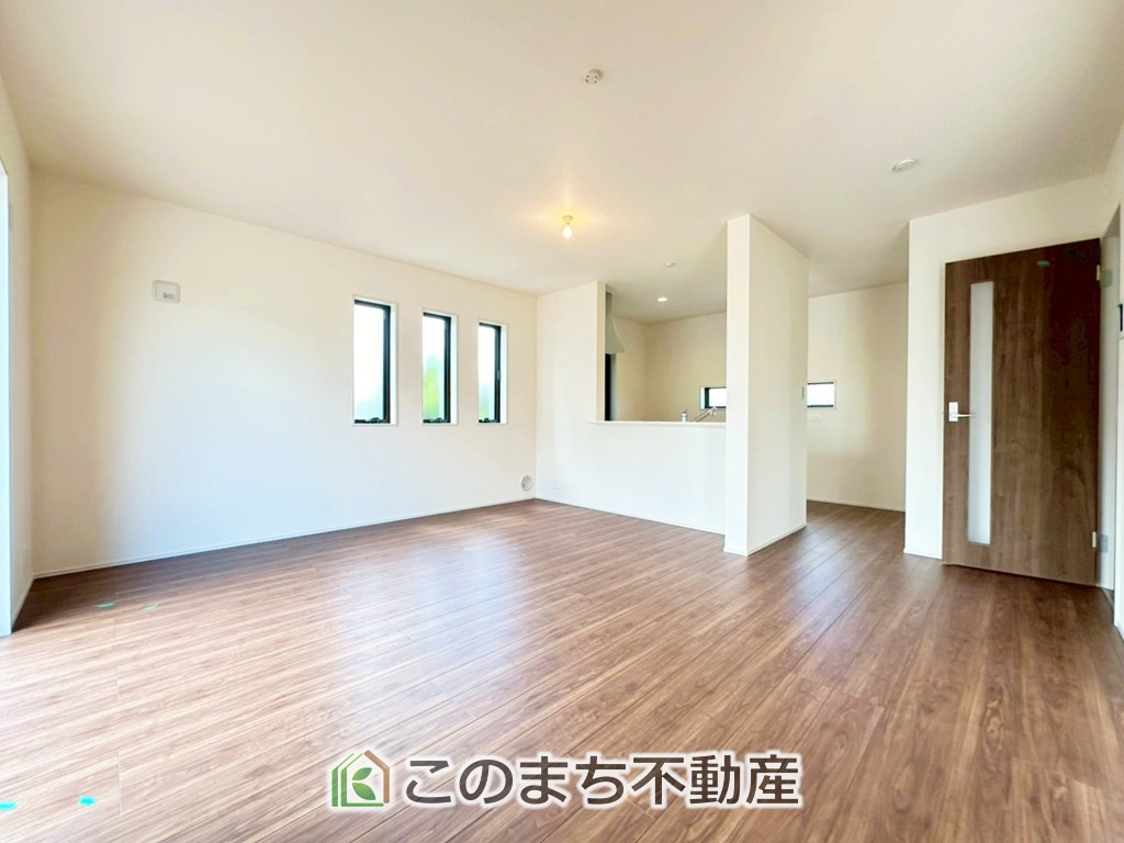 LiveleGarden.S宇都宮市中里町第5の居間・リビング|オープンでのびやかな空間を生み出す、こだわりの広がりとゆとり。家族と過ごす時間を大切にしたい方にぴったりの明るくゆとりある住空間です。窓からの日差しがリビングの隅々までしっかりと届きます。
