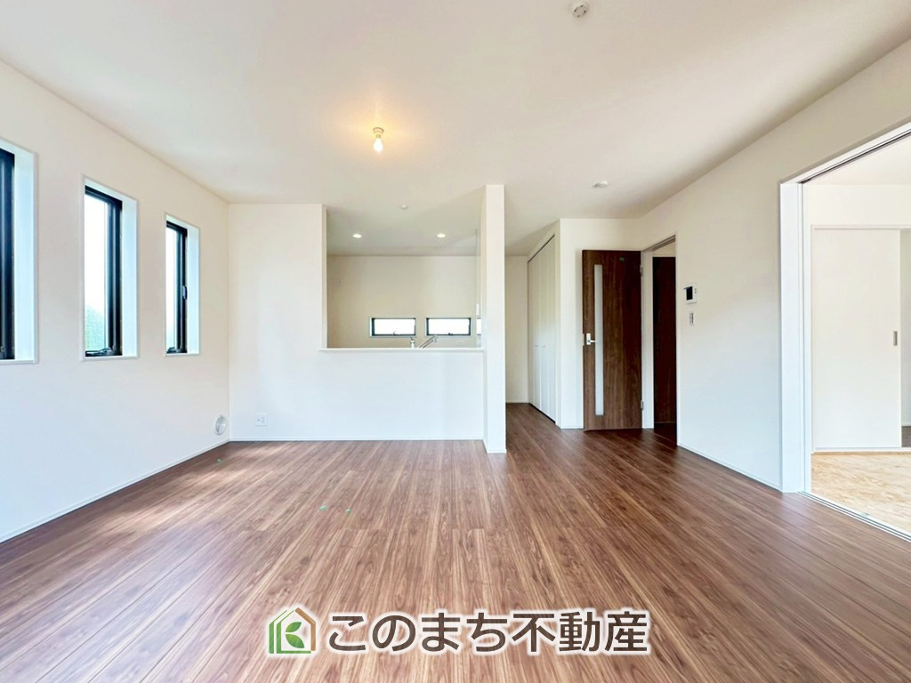 LiveleGarden.S宇都宮市中里町第5の居間・リビング|"優しい日差しの差し込むリビングダイニングは、木目の映えるシンプルな造りになっています。
家族の思い出を育む団らんの空間です。"
