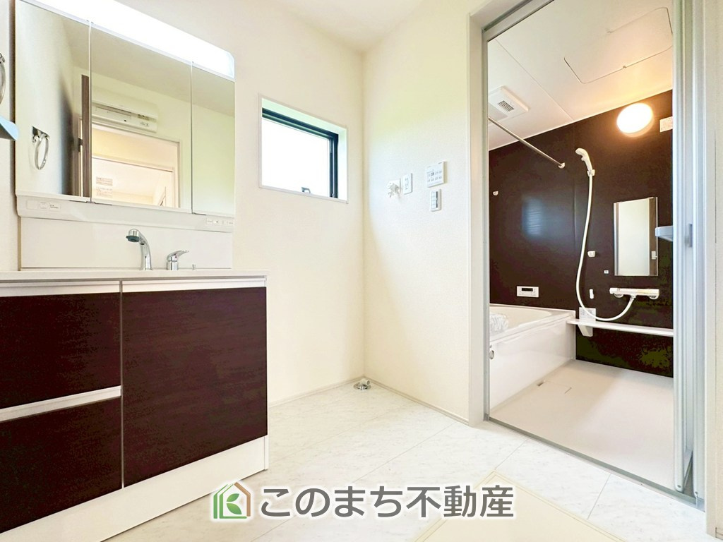 LiveleGarden.S宇都宮市中里町第5の独立洗面台|脱衣所は広々としておりますので、お子様のお着替えもストレスなくできます！
