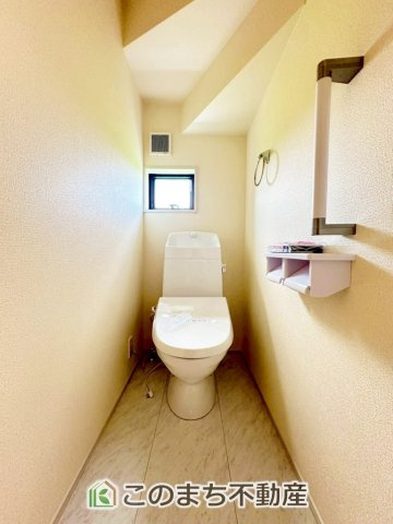LiveleGarden.S宇都宮市中里町第5のトイレ|小窓から換気ができて清潔なトイレスペース☆温水洗浄便座搭載です！

