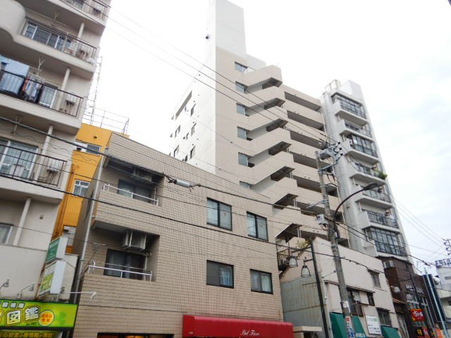 ラミアール鶯谷駅前の外観