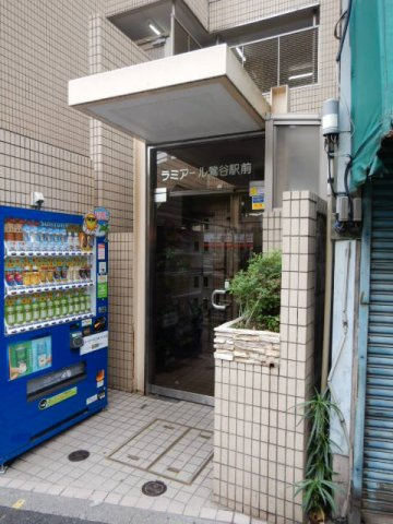 ラミアール鶯谷駅前の居間・リビング