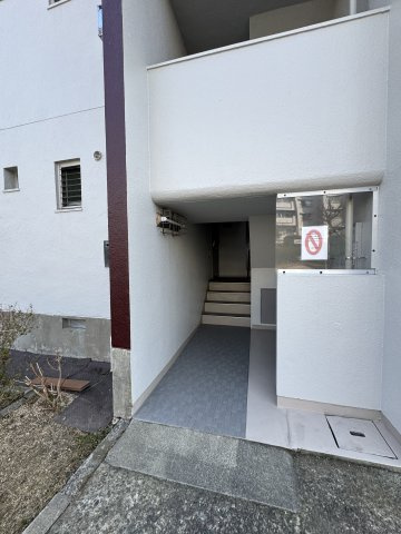高倉台1団地２号棟のエントランス