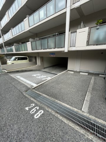 グレーシィ須磨アルテピアⅠ番街の駐車場