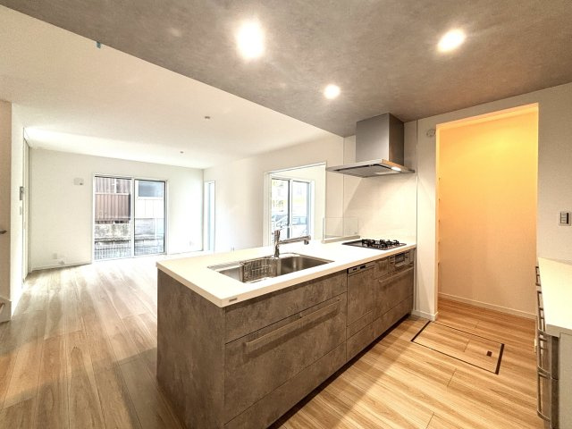 厚木市妻田南１丁目　新築一戸建のキッチン|LDK16帖で家族とも会話が出来る広々としたキッチンです。