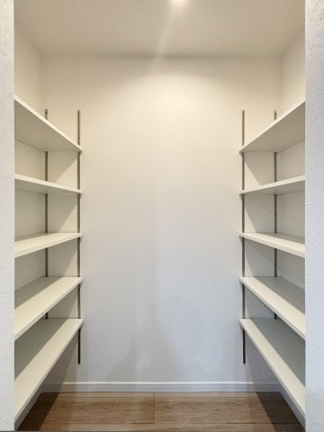 厚木市妻田南１丁目　新築一戸建の収納|キッチン横にあるたっぷりと収納できるパントリーです