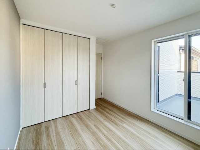 厚木市妻田南１丁目　新築一戸建の洋室|2階5.3帖洋室のクローゼット、バルコニー付き