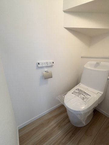 厚木市妻田南１丁目　新築一戸建のトイレ|1階シャワートイレ
