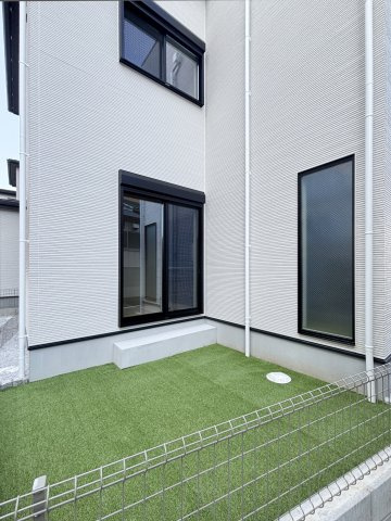 厚木市妻田南１丁目　新築一戸建の庭|人工芝でゆったりと過ごせます。