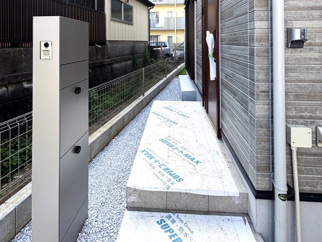 厚木市妻田南１丁目　新築一戸建の玄関|玄関、宅配ボックス付き