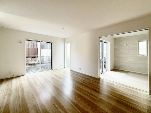 厚木市妻田南１丁目　新築一戸建の居間・リビング|広々として使いやすいリビング、和室と続き間