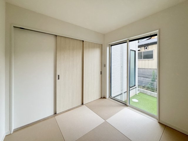 厚木市妻田南１丁目　新築一戸建の和室|リビング繋がりの4.5帖和室、お洒落な縁無し半帖カラー畳