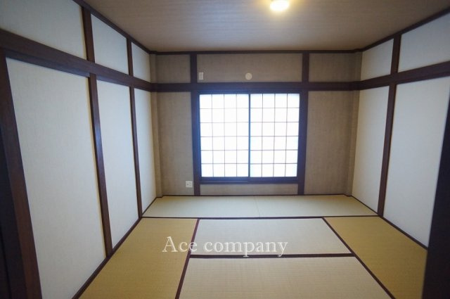 【内装】 | 東大阪市玉串元町2丁目 | 【2階：和室8帖】ベランダに面した和室☆畳表替え、襖・障子張替え済みです☆
