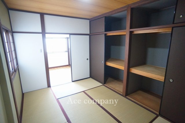 【寝室】 | 東大阪市玉串元町2丁目 | 【3階：中央和室6帖】大容量の押し入れ完備です！