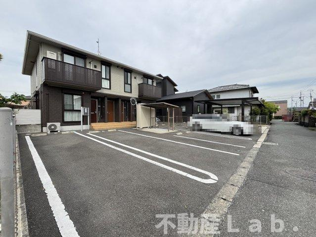 グランシャリオ入地の駐車場
