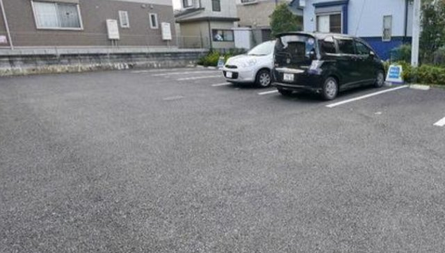 メゾンドールⅧの駐車場