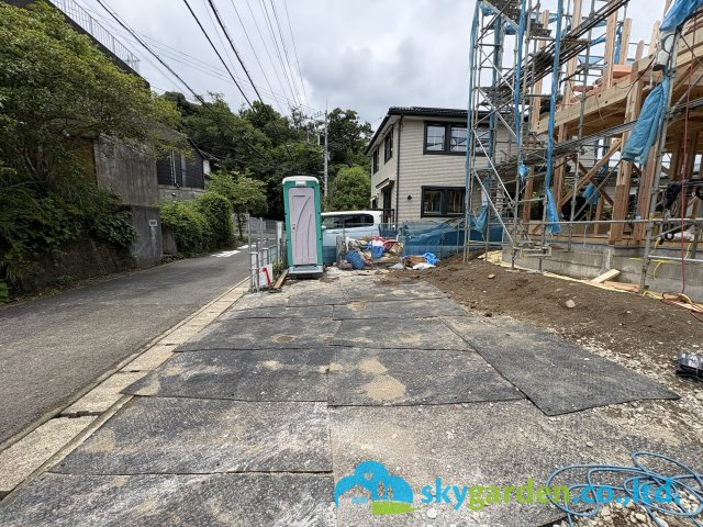 鎌倉市今泉台６丁目　新築戸建　全１棟の前面道路含む現地写真|令和8年7月3日撮影（建築中）