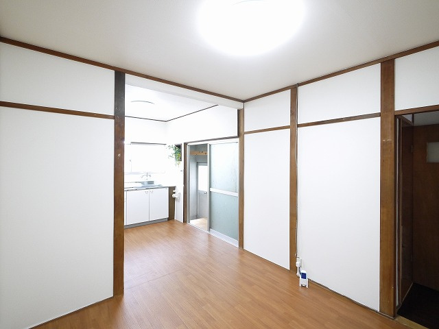 南京終町6丁目一戸建の居間・リビング|ゆったり過ごせる居間です