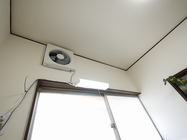南京終町6丁目一戸建のキッチン|キッチン上の換気扇です