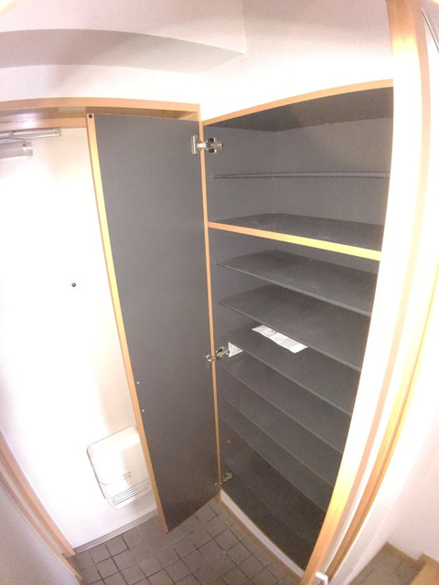 板橋区赤塚４丁目の賃貸マンションの玄関|たっぷり収納できる下駄箱です★