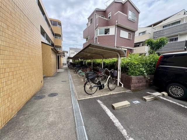 グローリウス長野の駐車場