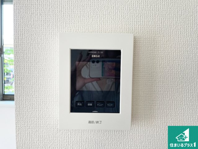箕面市石丸　第2期　新築一戸建ての防犯設備|カラーモニターインターホン！声だけでなく来訪者の姿や顔がモニターで確認できるので、小さなお子様がいらっしゃるご家庭でも安心できます！