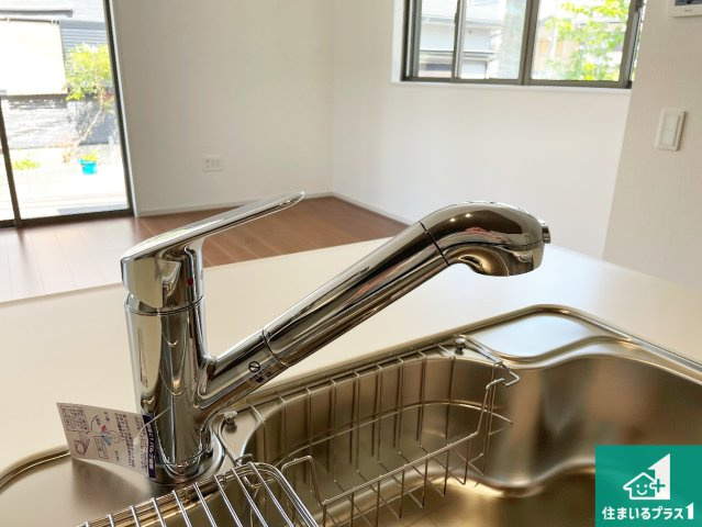 箕面市石丸　第2期　新築一戸建てのその他|浄水器を内蔵！炊飯時、お茶を作る時に安心してお水を使えます！お湯と冷水、浄水と原水、シャワーの切替えもワンタッチです！