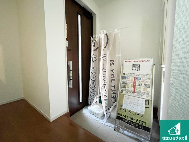 箕面市石丸　第2期　新築一戸建ての玄関|シューズボックスにはたくさんの靴が収納できるので玄関周りはいつもスッキリ！ご家族が増えても安心！