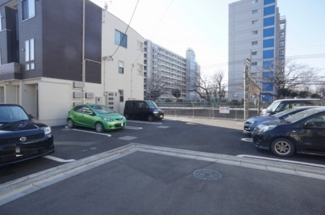 ラルーチェ2の駐車場