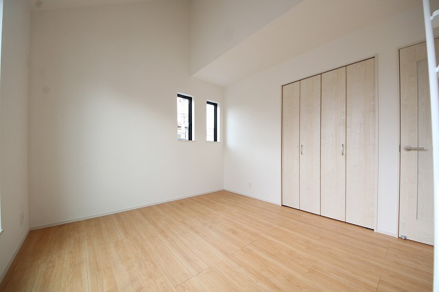 【寝室】 | 広さのある洋室は、ご夫婦様の寝室にぴったりですね。ご主人様の趣味のものや書斎などにも使用できるくらいの広さが嬉しいです。収納もばっちり完備してますのでお荷物が多いご家族様も安心してお暮しいただけます！