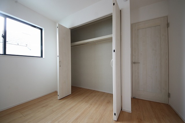 【子供部屋】 | お子様のお部屋にも主寝室にも使えますね。窓が二面についていますので採光もばっちり、空気の入れ替えもOK！自分のお部屋を持ちたいお子様の夢を叶えます！
