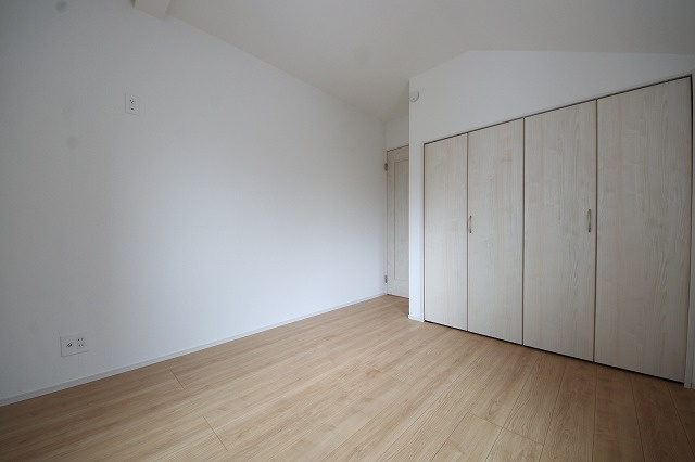 【子供部屋】 | 床のフローリングもオシャレな洋室が嬉しいです。独立性のある住宅ですので、各居室それぞれ、テイストの違うお部屋インテリア造りをしても面白いかもしれませんね！