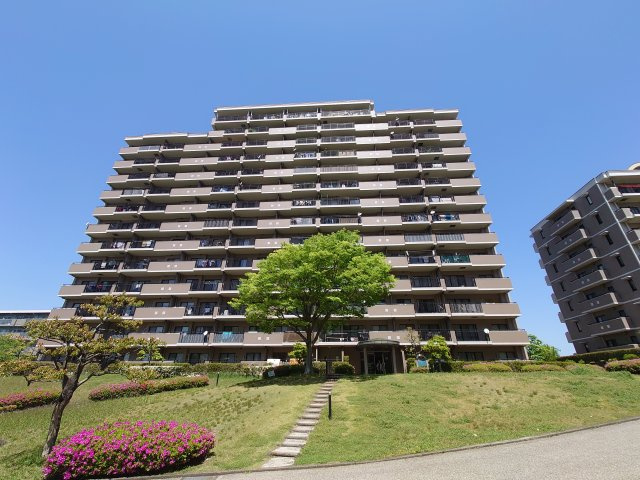桃花台パークヒルズ参番館の外観|公園までは徒歩1分と充実した子育て環境です。