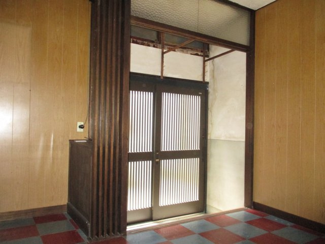 吾妻町戸建の玄関