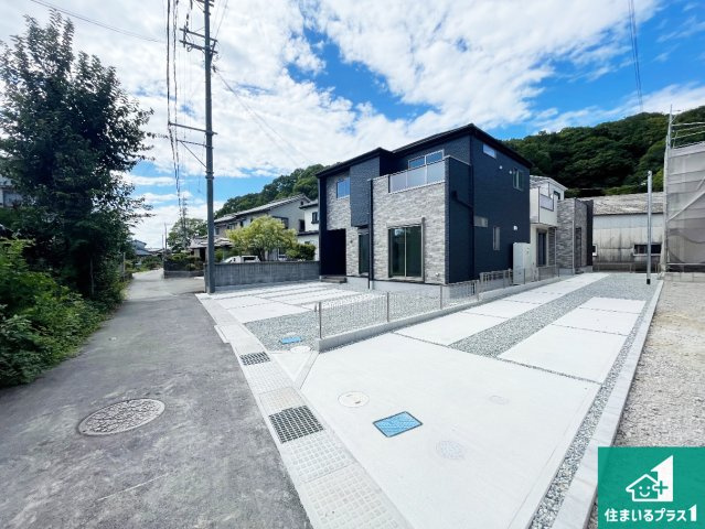 揖保郡太子町鵤　第1期　新築一戸建ての前面道路含む現地写真|周辺は閑静な住宅街！前面道路広々で車の出し入れも便利です。駐車が苦手な方でも安心して車庫入れできます！