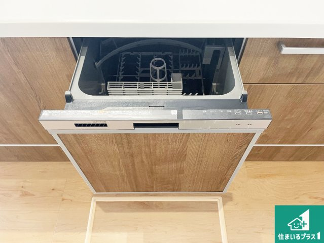 揖保郡太子町鵤　第1期　新築一戸建ての設備|食事後の一仕事、食器洗いをボタン一つでお任せできちゃいます！場所を取らないビルトイン式なので、お料理スペースもしっかり確保！