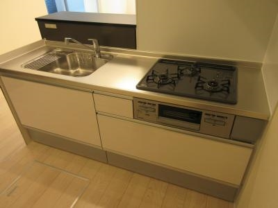 シャーメゾン京都三条のキッチン|３口ガスシステムキッチン