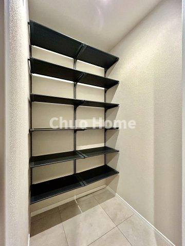 TOWER RESIDENCE TOKYOの玄関|【玄関】玄関には大型のシューズインクローゼットを設置しておりますのでいつでもスッキリりとした空間を保てます。玄関周りを清潔に使うのはとても大事なことですよね。