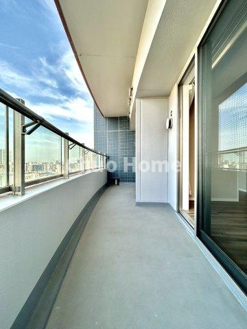 TOWER RESIDENCE TOKYOのバルコニー|【バルコニー】幅もあって、奥行きもあるゆとりのバルコニー。洗濯物を干したり乾かしたりだけでなく、ただ出てみるだけでも気持ちいいですよ。