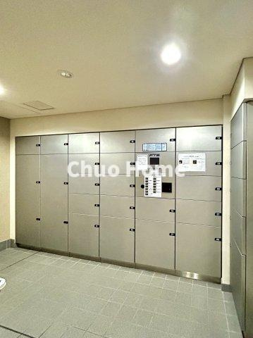 TOWER RESIDENCE TOKYOの設備|【宅配ボックス】在宅時・不在時に関わらず、居住者の代わりに非対面で宅配物を受け取ってくれる便利な設備です。わかりやすくご説明致しますので見学時にはお部屋だけではなく共用部分もぜひチェックしてください。