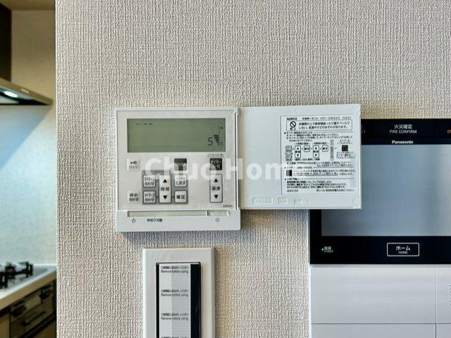 TOWER RESIDENCE TOKYOの冷暖房・空調設備|【床暖房】冬は足元から暖めてくれる床暖房はエアコンとは違って埃が舞いませんので健康にも良さそうですね。