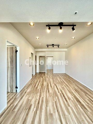 TOWER RESIDENCE TOKYOの居間・リビング|【リビングダイニング】一日の中で多くの時間を過すことになるリビングダイニングだからこそ、いつも穏やかな空間であることが必然。爽やかな通風と採光を存分に感じる事が出来る空間です。