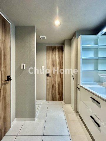 TOWER RESIDENCE TOKYOの脱衣所|【洗面所】明るい洗面所は朝をすっきりさせてくれる空間です。バタバタしている忙しい朝でも収納が多い洗面台では短い時間で効率良く支度ができます。